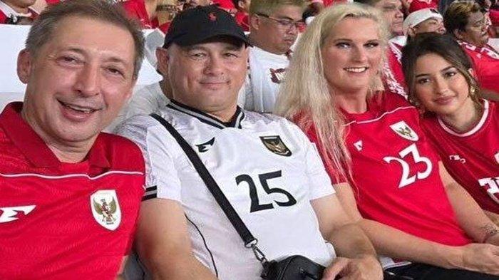 PACAR JENNIFER COPPEN - Selebgram Jennifer Coppen nonton laga Indonesia vs China bersama ayah kandungnya dan orang tua Justin Hubner, Kamis (6/6/2025). Foto tersebut memunculkan dugaan bahwa Jennifer telah diberi restu oleh Justin.