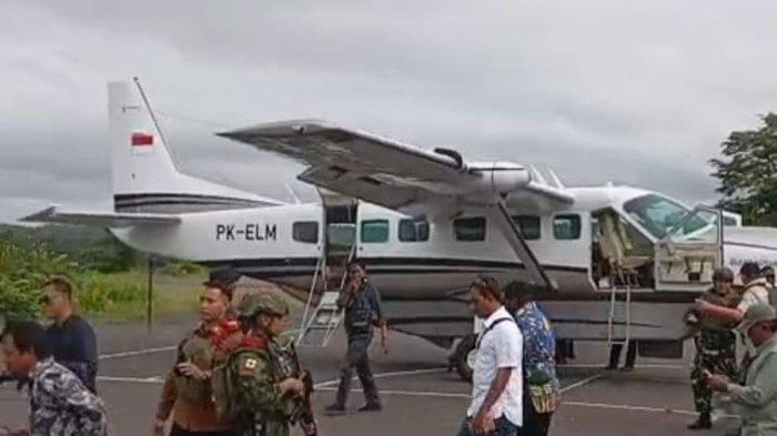 PESAWAT SIPIL - Pesawat sipil dengan register PK-ELM milik PT Elang Nusantara, saat mendarat di ibu kota Kabupaten Nduga, Papua Pegunungan, Sabtu (7/6/2025), saat membawa Menteri Keuangan dan Menteri Pertahanan.(Tangkapan layar video)