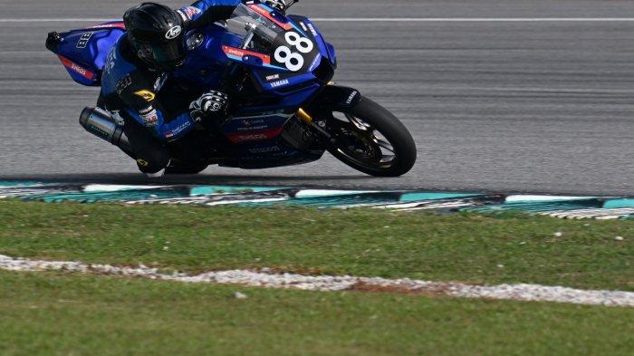 Aksi Pembalap Yamaha Racing Indonesia Fadil Al Gassani No. 88 di sirkuit Sepang Malaysia