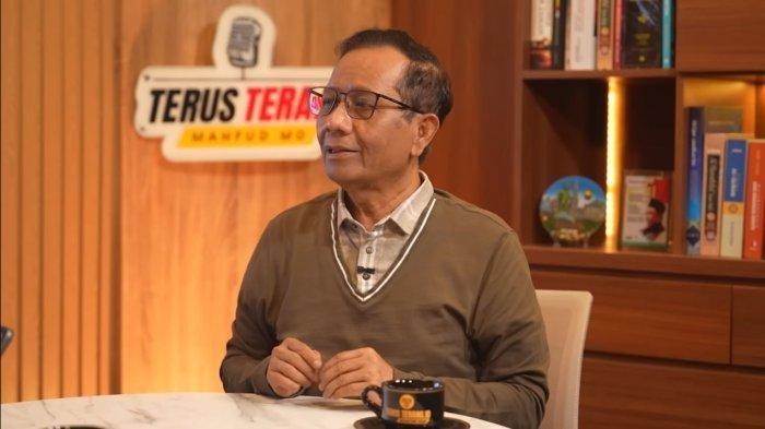 TANGGAPI PEMAKZULAN GIBRAN - Mantan Menkopolhukam sekaligus Guru Besar Hukum Tata Negara, Mahfud MD, di sebuah siniar yang diunggah kanal YouTube Mahfud MD Official, Selasa (10/6/2025). Mahfud MD memberi pandangan terkait wacana pemakzulan Gibran hingga akun Fufufafa. (YouTube Mahfud MD Official)