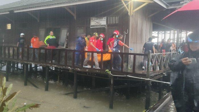 PENEMUAN MAYAT - Evakuasi mayat, Kamis (12/6/2025) di Samarinda, Kalimantan Timur. Tim melakuka evakuasi jasad mister X yang ditemukan terapung oleh atlet dayung Kota Samarinda  di Sungai Mahakam.