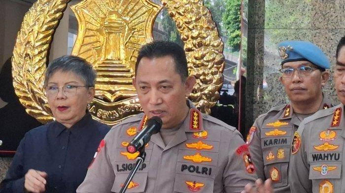 KAPOLRI  - Kapolri Jenderal Listyo Sigit Prabowo memberikan keterangan terkait pembentukan desk Pekerja Migran Indonesia (PMI) Ilegal dan TPPO di Mabes Polri, Jakarta, Kamis (9/1/2025). apolri Jenderal Pol Listyo Sigit Prabowo menanggapi pernyataan dari Presiden Prabowo Subianto yang mempertimbangkan untuk memotong anggaran TNI dan Polri untuk menaikkan gaji hakim, Kamis (12/6/2025).(Tribunnews.com/Abdi Ryanda Shakti)