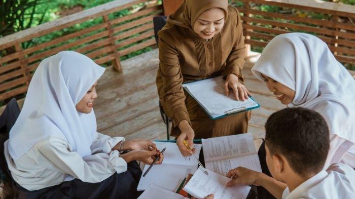 CATATAN WALI KELAS - Ilustrasi guru berdiskusi dengan siswa. Berikut contoh deskripsi catatan wali kelas untuk rapor SD-SMA/SMK (Grafis TribunKaltim.co/Canva)