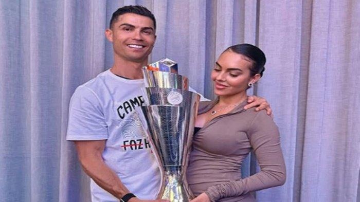 RONALDO DAN GEORGINA - Potret kebersamaan Cristiano Ronaldo dan kekasihnya, Georgina di Instagram.