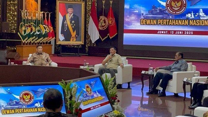 MENHAN BERTEMU TOKOH - Menteri Pertahanan RI (Menhan) Sjafrie Sjamsoeddin kumpulkan beberapa tokoh serta purnawirawan TNI di Kantor Kementerian Pertahanan RI (Kemhan), Jakarta, Jumat (13/6/2025). Beberapa tokoh hadir seperti Jenderal TNI (Purn) Wiranto hingga Refly Harun. (Tribunnews.com/Rizki Sandi Saputra)