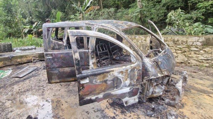 MOBIL PENGETAP TERBAKAR - Kondisi mobil mini bus yang tersisa hanya rangka setelah terbakar pada, Senin (16/5/2025) sekira pukul 10.45 Wita. Tidak ada korban jiwa, api diduga dari korsleting listrik saat pemilik mobil tengah mengganti filter bensin.