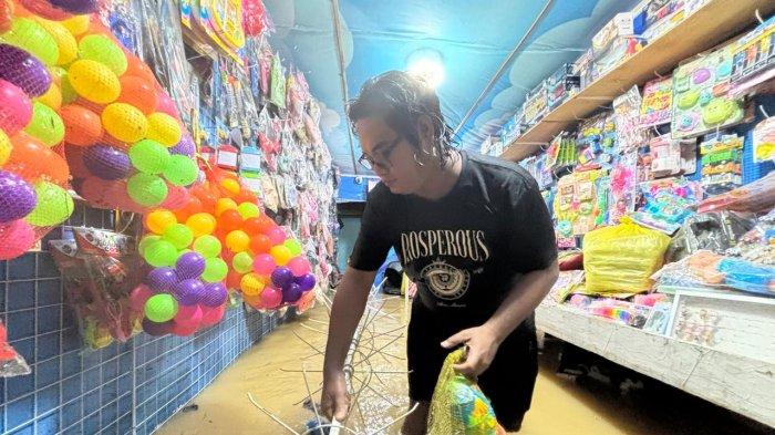 BANJIR DI BALIKPAPAN - Toko mainan AS Kampung Timur ikut terendam banjir yang terletak di kawasan Kampung Timur, Kelurahan Gunung Samarinda, Kecamatan Balikpapan Utara, Kota Balikpapan, Kamis (19/6/2025). 