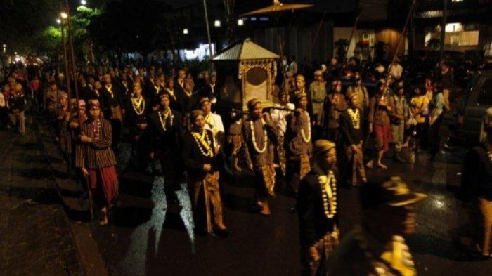 MALAM 1 SURO - Sejumlah keluarga dan abdi dalem Pura Mangkunegaran melakukan kirab pusaka untuk peringati Malam 1 Suro dengan cara mengelilingi benteng di Kota Solo, Jawa Tengah, Senin (06/12/2010) lalu. Kapan malam 1 Suro 2025? Bertepatan dengan Malam Jumat Kliwon, simak sejarah dan makna bagi masyarakat Jawa. (TribunJogja.com/Hasan Sakri Ghozali)