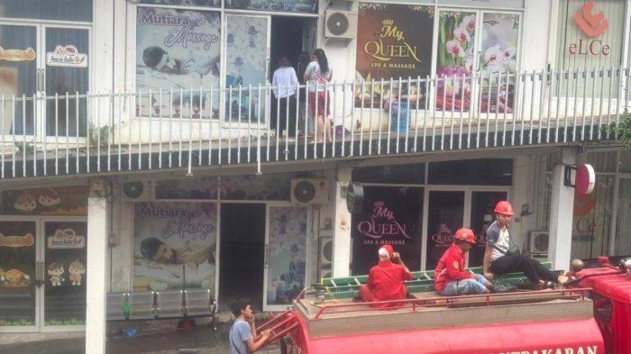 TEMPAT PIJAT TERBAKAR - Para petugas pemadaman kebakaran dan relawan pemadam kebakaran di lokasi Mutiara Massage, berlantai dua di Ruko Alaya Junction Perumahan Alaya, Kota Samarinda, Kalimantan Timur, Jumat (20/5/2025) sore. Kebakaran yang awalnya diketahui oleh pekerja massage menghebohkan penghuni, ruko, dan kantor sekitar Perumahan Alaya. (TRIBUNKALTIM.CO/NEVRIANTO)