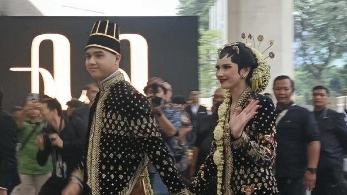 NGUNDUH MANTU - Pasangan yang kini telah resmi menjadi suami istri, Al Ghazali dan Alyssa Daguise tiba di Jakarta Convention Center (JCC), Senayan, Jakarta Pusat, pada Kamis (19/6/2025) sore. Al Ghazali bersyukur keinginannya menggelar pernikahan dengan adat Jawa terealisasikan berkat sang ayah, Ahmad Dhani.
