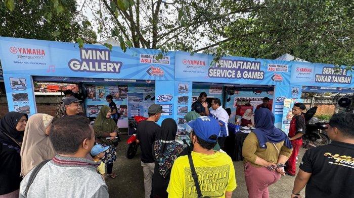 Pengunjung antusias menuju stand - stand yang disediakan dalam acara grebek pasar rame yamaha