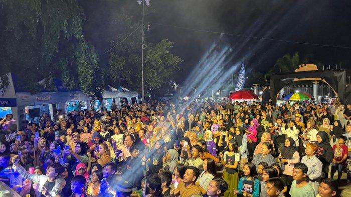 penonton Antusias menonton konser bintang pantura 4 Anna Zanet dalam acara Grebek pasar Rame yang diadakan Yamaha Kaltim di Samarinda Semalam