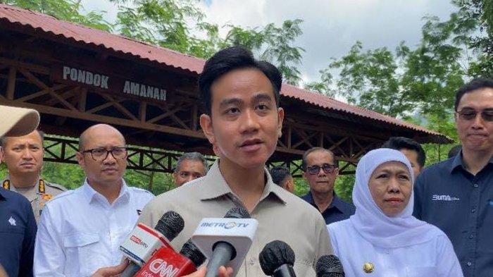 PEMAKZULAN GIBRAN - Wakil Presiden (Wapres) RI Gibran Rakabuming Raka usai panen kopi Ijen di Kawasan Perkebunan Java Coffee Estate PTPN III, Bondowoso, Jawa Timur, Selasa (24/6/2025).(KOMPAS.com/Rahel)
