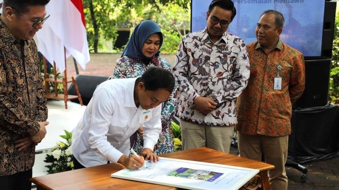 SERAH TERIMA - Menteri Kehutanan Raja Juli Antoni (kemeja putih) dalam acara serah terima Persemaian Mentawir dari PT ITM ke pemerintah, disaksikan Dirut ITM Mulianto, Direktur ITM Ignatius Wurwanto, Dirjen PDASRH Dyah Murtiningsih, dan Wamenhut Sulaiman Umar Siddiq. (HO/ITM)