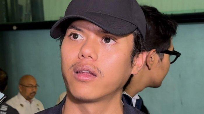 SAKSIKAN PERANG - Ali Murtado (20), mahasiswa yang sedang menempuh pendidikan di Al-Mustafa International University Iran, ditemui awak media di Bandara Soekarno-Hatta, Tangerang, pada Selasa (24/6/2025). (Tribunnews.com/Grace Sanny Vania)