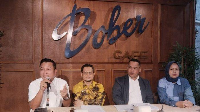 RIDWAN KAMIL MENUNTUT - Tim kuasa hukum Ridwan Kamil. Mantan Gubernur Jawa Barat, Ridwan Kamil, bakal menggugat balik selebgram Lisa Mariana dengan alasan telah melakukan serangkaian tuduhan tanpa dasar yang dinilai telah merusak nama baik, reputasi, dan kehidupan pribadi maupun sosialnya.(KOMPAS.COM/PUTRA PRIMA PERDANA)