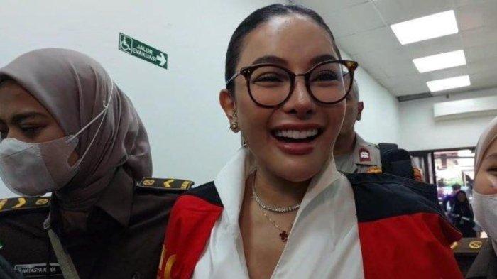 PERSIDANGAN NIKITA MIRZANI - Potret Nikita Mirzani. Aktris Nikita Mirzani kembali mencuri perhatian publik usai tampil mencolok saat menghadiri persidangan kasus dugaan pemerasan dan pencucian uang di Pengadilan Negeri Jakarta Selatan pada Selasa, 24 Juni 2025. (Tribunnews)