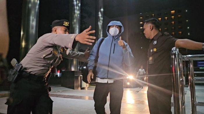 OTT KPK - Tiga orang yang terjaring operasi tangkap tangan (OTT) di Mandailing Natal, Sumatera Utara pada Kamis (26/6/2025) malam tiba di Gedung Merah Putih Komisi Pemberantasan Korupsi (KPK), Jakarta pada Jumat (27/6/2025). (Tribunnews.com/Ilham Rian Pratama)