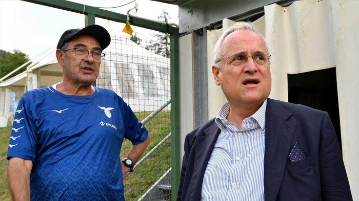 DRAMA LAZIO - Foto pelatih Lazio Maurizio Sarri (kiri) dan Presiden Lazio Claudio Lotito yang dibagikan di platform X. Di tengah isu keuangan yang menghambat aktivitas klub, pelatih Maurizio Sarri sempat mempertimbangkan untuk mundur dari Lazio, namun akhirnya memutuskan bertahan setelah berbicara langsung dengan Presiden Claudio Lotito.