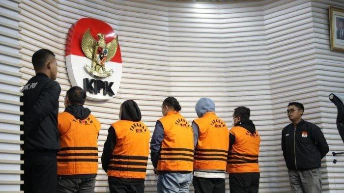 OTT KPK SUMUT - KPK mengumumkan lima orang sebagai tersangka dalam dua kasus dugaan korupsi di Sumatera Utara dalam jumpa pers di Gedung KPK, Jakarta, Sabtu (28/6/2025). Salah satu yang dijadikan sebagai tersangka adalah Kepala Dinas PUPR Sumut Topan Obaja Putra Ginting. Profil Topan Obaja Putra, baru dilantik Bobby Nasution jadi Kadis PUPR Sumut, kini ditangkap KPK, Kamis (26/6/2025). (Tribunnews.com)