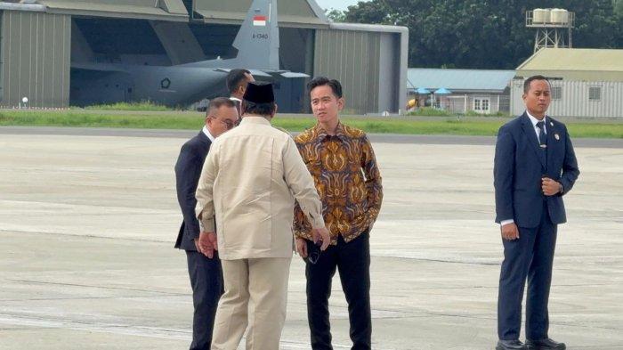 PRABOWO KE LUAR NEGERI - Momen Presiden Prabowo Subianto berbincang lama dengan Wakil Ketua DPR Sufmi Dasco Ahmad sebelum bertolak ke Arab Saudi dari Halim Perdanakusuma, Jakarta Timur, Selasa (1/7/2025). (KOMPAS.com/ADHYASTA DIRGANTARA)