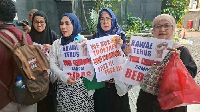 JAKSA DISORAKI - Ibu-ibu penggemar eks Mendag Tom Lembong menggenggam poster dukungan terhadap Tom, usai sidang tuntutan kasus importasi gula di Kementerian Perdagangan periode 2015-2016, di Pengadilan Tipikor Jakarta Pusat, Jumat (4/7/2025). Mereka meneriakkan kalimat 