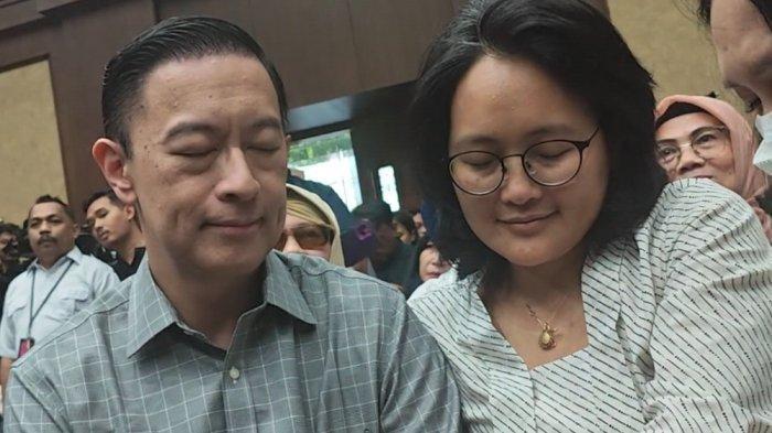 SIDANG TOM LEMBONG - Tom Lembong dan istrinya Franciska Wihardja tampak memanjatkan doa di ruang persidangan PN Tipikor Jakarta, Jumat (4/7/2025). Keduanya tampak khusyuk berdoa. (Tribunnews.com/Rahmat W. Nugraha)