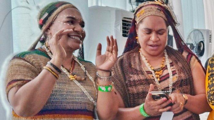 DEKRANAS DI BALIKPAPAN - Salah satu tamu berasal dari Papua di acara HUT ke 45 Dekranas yang dilaksanakan di Gedung Dome Balikpapan, Provinsi Kalimantan Timur, Rabu (9/7/2025). Dengan membawa semangat dari delapan kabupaten di Papua Pegunungan, mama-mama ini hadir bukan sekadar peserta pameran, tapi duta budaya Papua.