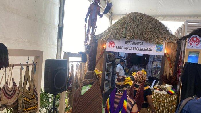 PAPUA DI DEKRANAS - Elmina Wenda, emak-emak dari Papua yang menunjukkan anyaman kerajinan yang terbuat dari barang pakis dan kulit kayu, Kamis (10/7/2025). Kerajinan noken dan produk lainnya tidak hanya mencerminkan keterampilan dari Papua, tetapi juga menyimpan warisan budaya Papua yang diakui dunia.
 