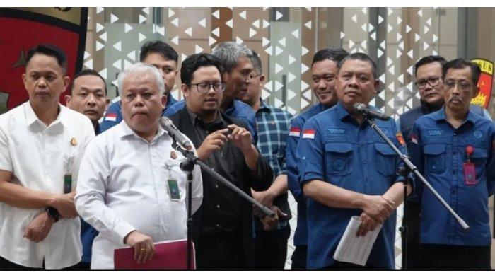 KORUPSI MINYAK MENTAH - Dalam foto: Direktur Penyidikan pada Direktorat Penyidikan Jaksa Agung Muda Bidang Tindak Pidana Khusus (JAM PIDSUS) Kejagung, Abdul Qohar (nomor dua dari kanan), dalam dalam konferensi pers perkembangan penanganan kasus dugaan korupsi minyak mentah Pertamina di Kantor JAM PIDSUS Kompleks Kejagung RI, Jakarta, Kamis (10/7/2025). (Dok. Pusat Penerangan Hukum Kejaksaan RI)