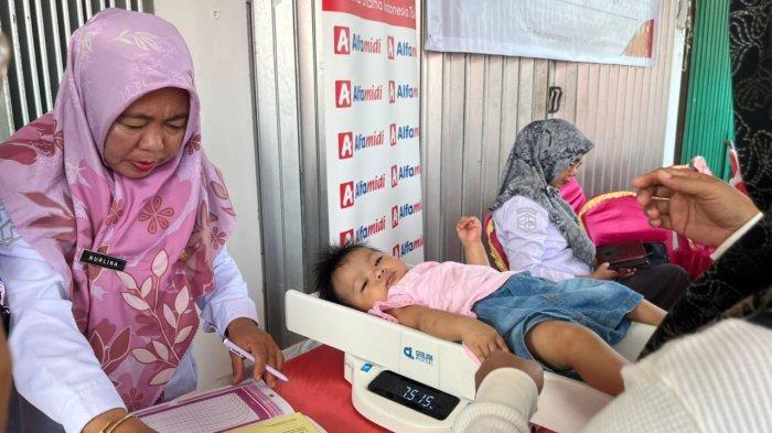 Sebanyak 150 keluarga balita di Penajam ikuti Edukasi Keluarga Balita bertema “Cegah Kekurangan Zat Besi pada Si Kecil Dukung Jadi Generasi Maju” di Alfamidi Penajam Paser Utara, pada Rabu (25/6/2025).

Menggandeng SGM Eksplor, Alfamidi lewat program corporate social responsibility (CSR) ini ajak orang tua tingkatkan asupan zat besi si kecil untuk tumbuh kembang yang optimal. 

Selain edukasi, balita diikuti penimbangan, pengukuran berat dan tinggi badan, pengukuran zat besi dengan Iron Checker dan pemberian makanan tambahan. 

Dukung generasi maju, yuk optimalkan zat besi cegah anemia si kecil !????

#KeluargaSehatAlfamidi#CSRAlfamidi#EdukasiKeluargaBalita#CegahAnemiaAnak