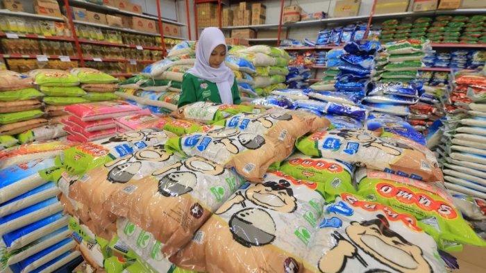 KHAWATIR - Warga di kota Balikpapan mengaku khawatir dengan beredarnya kasus beras oplosan yang ditemukan oleh Satgas pangan mabes Polri baru-baru ini.  Selasa (15/7/2025). (TRIBUNKALTIM.CO/ZAINUL)