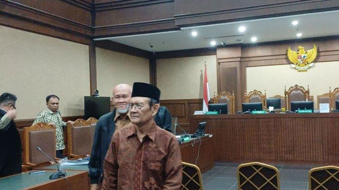 DIPECAT ERICK THOHIR - Komisaris Utama PT Angkutan Sungai, Danau, dan Penyeberangan (ASDP) Ferry Indonesia 2015-2020, Lalu Sudarmadi (depan) dihadirkan sebagai saksi dalam sidang dugaan korupsi akusisi PT Jembatan Nusantara oleh PT ASDP yang merugikan negara Rp 1,25 triliun di Pengadilan Tipikor Jakarta Pusat, Kamis (17/7/2025).(KOMPAS.com/Syakirun Ni'am)