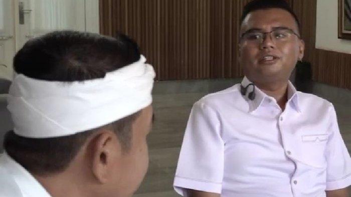PESTA ANAK KDM - Gubernur Jawa Barat Dedi Mulyadi atau Kang Dedi Mulyadi (KDM) saat berbincang dengan anaknya, Maula Akbar terkait resepsi pernikahan Maula dengan Wakil Bupati Garut Putri Karlina sebelum tragedi tiga orang tewas. Klarifikasi Dedi Mulyadi terkait tragedi pesta pernikahan anaknya, Maula Akbar dan Putri Karlina. Jejak digital soal acara makan gratis. (Tangkapan layar video Youtube Dedi Mulyadi)