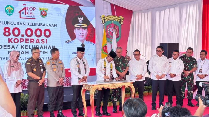 KOPERASI MERAH PUTIH - Gubernur Kalimantan Timur, Rudy Masud saat menandatangani prasasti peresmian koperasi merah putih di kelurahan Lempake, Kota Samarinda, Provinsi Kalimatan Timur pada Senin (21/7/2025). (TRIBUNKALTIM.CO/RAYNALDI PASKALIS)
