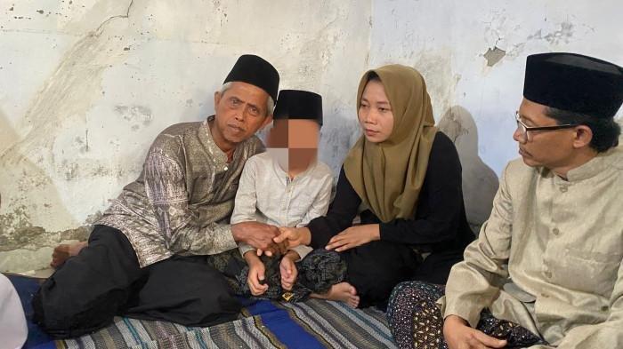 BERDAMAI - SM dan D meminta maaf secara langsung kepada Ahmad Zuhdi, guru honorer madrasah diniyah (madin) yang didenda Rp25 juta karena tampar siswanya. Kini kedua belah pihak sudah sepakat berdamai. (TRIBUNJATENG.COM/RESTU)
