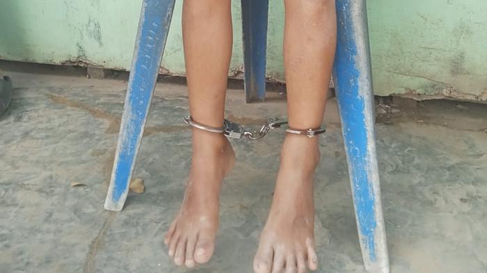 KAKI BOCAH DIBORGOL - Media sosial dihebohkan dengan beredarnya video seorang bocah laki-laki berusia 8 tahun yang ditemukan dalam kondisi kakinya diborgol oleh ayah kandungnya di kawasan Sempaja Timur, Kecamatan Samarinda Utara, Rabu (23/7/2025) pagi. (HO/POLSEK SUNGAI PINANG)