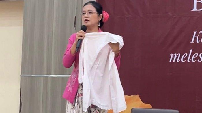 KEBAYA NONI - Kebaya Noni dulunya dipakai perempuan keturunan Belanda dengan ciri khas berwarna putih dengan renda yang mewah.(KOMPAS.com/Devi Pattricia)