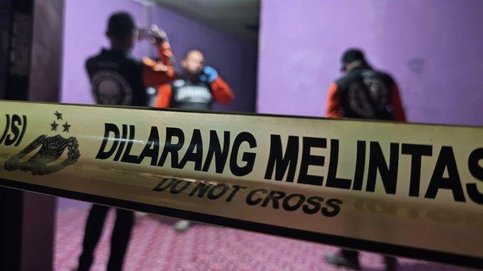 BALITA TEWAS - Warga Gang Bakri 1, RT 33, Kelurahan Karang Anyar, Kecamatan Sungai Kunjang, digemparkan dengan penemuan dua balita yang tewas di dalam rumah, Jumat (25/7/2025) sore. Keduanya diduga menjadi korban kekerasan yang dilakukan oleh ayah kandungnya, WA. (Kompas.com/Pandawa Borniat)