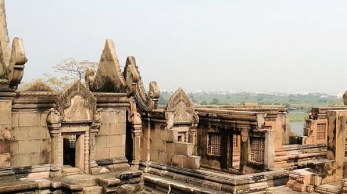 PERANG THAILAND KAMBOJA -- Konflik bersenjata yang kembali meletus antara Thailand dan Kamboja memuncak di kawasan perbatasan dekat kuil kuno bernilai historis. Candi Preah Vihear dan Ta Muen Thom adalah candi yang memicu bentrokan hebat hingga melibatkan serangan artileri, jet tempur dan ranjau darat.