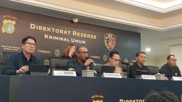 DIPLOMAT KEMLU TEWAS - Direktur Reserse Kriminal Umum Polda Metro Jaya Kombes Wira Satya Triputra mengungkap penyebab kematian diplomat Kementerian Arya Daru Pangayunan di Aula Satya Harprabu Gedung Ditreskrimum Polda Metro Jaya, Jakarta Selatan, Selasa (29/7/2025). Ia mengungkap pihaknya belum menemukan tindak pidana di balik kematian Arya Daru. (Tribunnews.com/ Reynas Abdila)