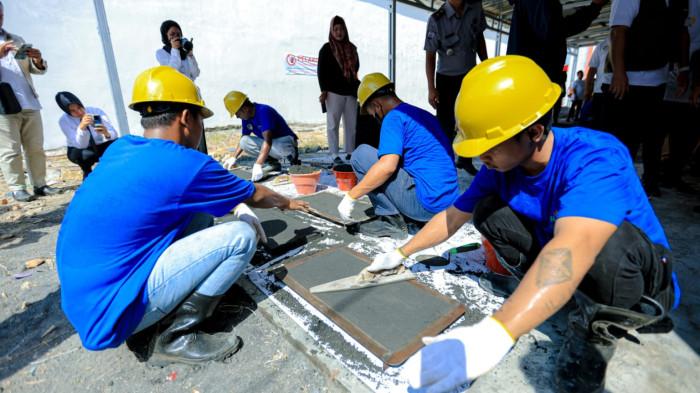 Sejumlah warga binaan Lapas Kelas IIA Balikpapan antusias mengikuti pelatihan pembuatan paving block berbahan dasar FABA dalam program TJSL PLN UPT Balikpapan. Pelatihan ini menjadi bagian dari upaya membangun keterampilan mandiri bagi warga binaan.