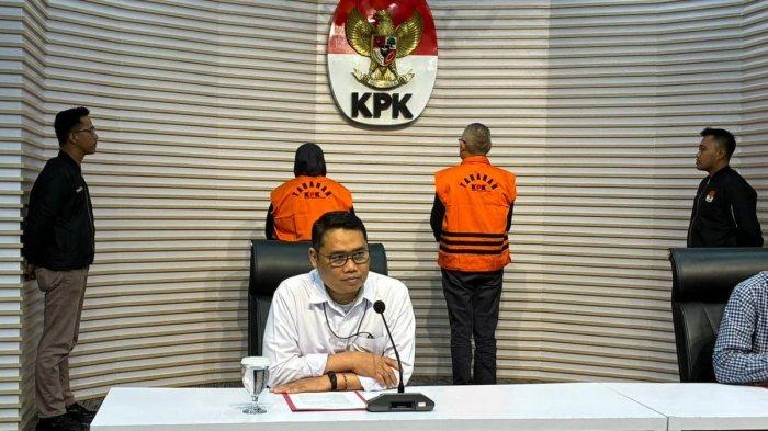 TAHANAN KPK - Komisi Pemberantasan Korupsi (KPK) melakukan penahanan terhadap Yenni Andayani (YA) selaku Direktur Gas PT Pertamina (Persero) (27 November 2014-2018), dan Hari Karyuliarto (HR) selaku eks Direktur Gas PT Pertamina (Persero) terkait kasus dugaan korupsi pengadaan Liquefied Natural Gas (LNG) di PT Pertamina (Persero) Tahun 2011-2021, pada Kamis (31/7/2025).(KOMPAS.com/HARYANTI PUSPA SARI)