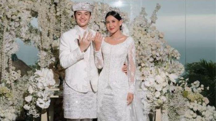 RESMI MENIKAH - Tangkapan layar dari akun Instagram Angga Yunanda, @angga, Senin (10/2/2025).  potret keduanya dalam balutan baju pernikahan berwarna putih yang serasi dan senada. (Instagram/@angga)