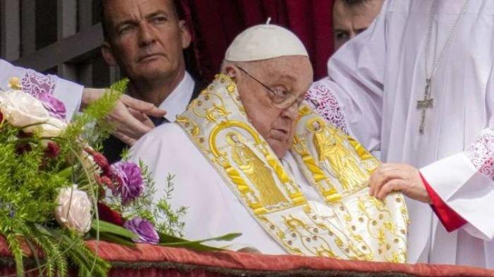 PENGGANTI PAUS FRANSISKUS - Paus Fransiskus hadir dalam peringatan hari raya Paskah di Basilika Santo Petrus, Kota Vatikan, Minggu (20/4/2025). (Gregorio Borgia/Associated Press)
