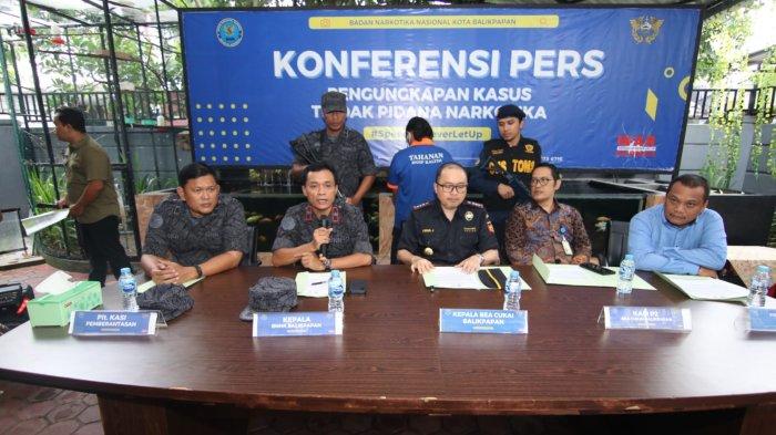 Badan Narkotika Nasional Kota (BNNK) Balikpapan bersama Bea Cukai berhasil mengamankan seorang pria berinisial DO (29). Petugas temui barang haram dari narkotika dengan total 472 gram berupa ganja dan olahan dalam kue kering.