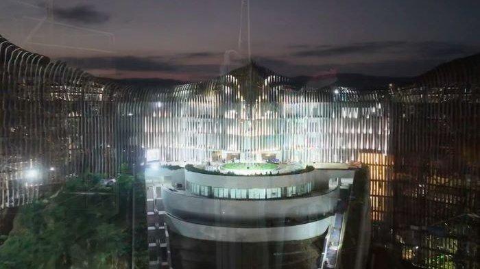 Bilah terakhir Selubung Garuda terpasang di geding Kantor Presiden Ibu Kota Nusantara (IKN), Minggu (21/7/2024).