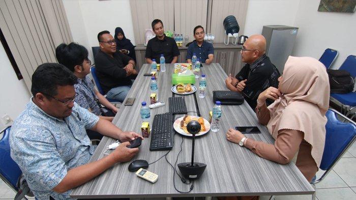 Manajemen PT Kilang Pertamina Internasional (KPI) berdiskusi dengan manajemen Tribun Kaltim terkait proyek RDMP Balikpapan saat silaturahmi ke Kantor Tribun Kaltim, Rabu (28/8/2024). (TRIBUNKALTIM.CO/DWI ARDIANTO)