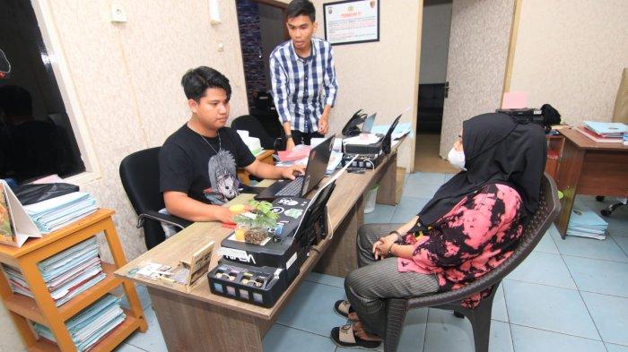 Salah seorang terduga pelaku berinisial FB (31) saat menjalani pemeriksaan di ruangan Jatanras Satreskrim Polresta Balikpapan, Sabtu (29/7/2023).TRIBUNKALTIM.CO/DWI ARDIANTO