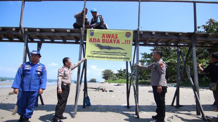 Polsekwas Pelabuhan Semayang Balikpapan mengambil langkah dengan memasang imbauan waspada mengenai keberadaan buaya di Pantai Semayang Balikpapan, Selasa (29/8/2023).TRIBUNKALTIM.CO/DWI ARDIANTO